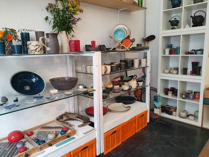 EIne Werkstatt mit Keramik Kunstwerken.
